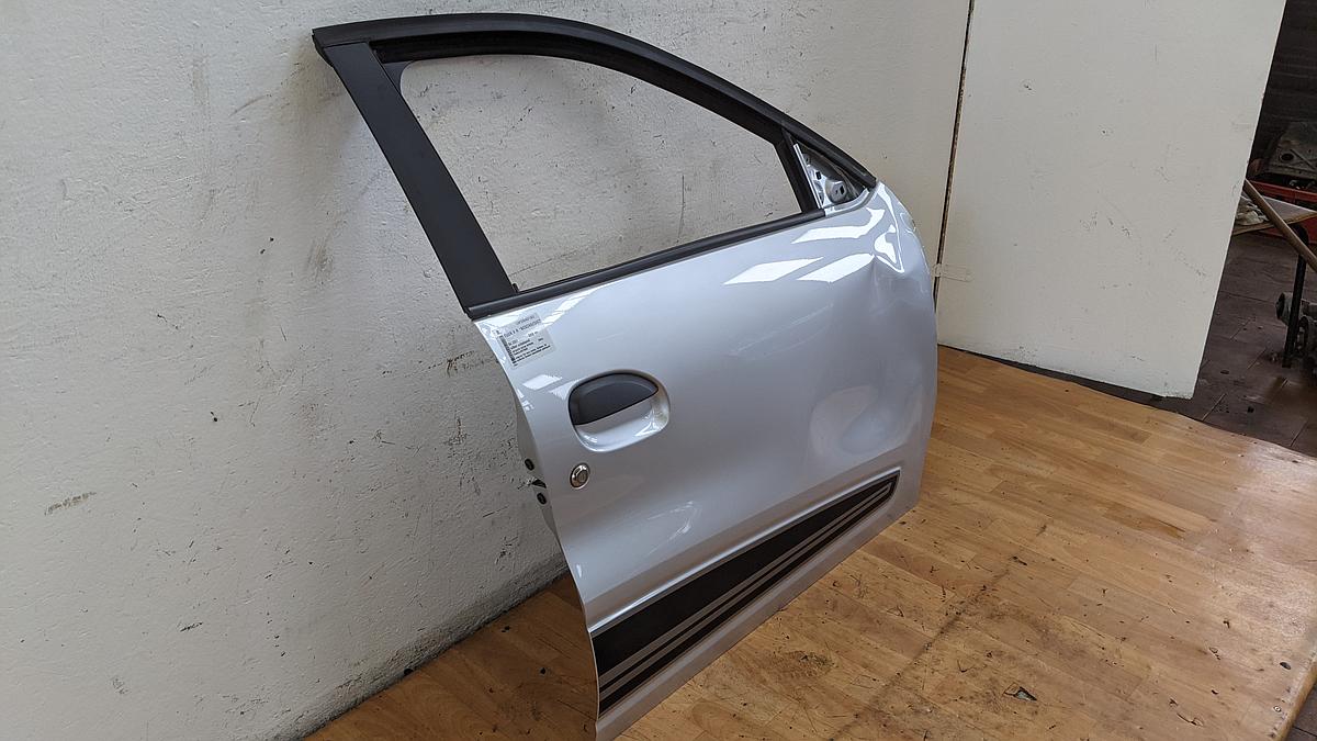 Dacia Spring Tür vorn rechts Beifahrertür beschädigt