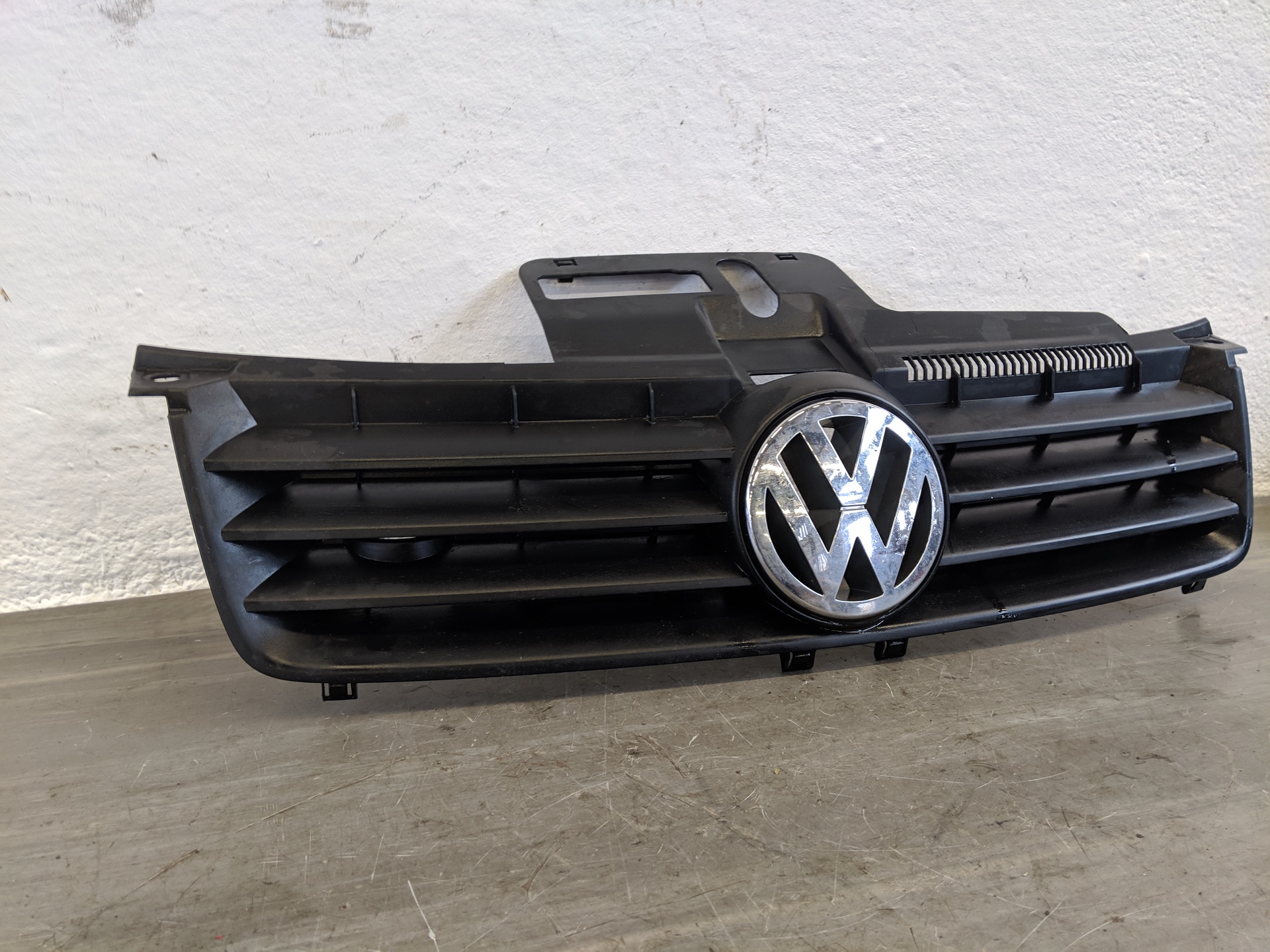 Grill Frontgrill Kühlergrill mit Logo VW Polo 9N1