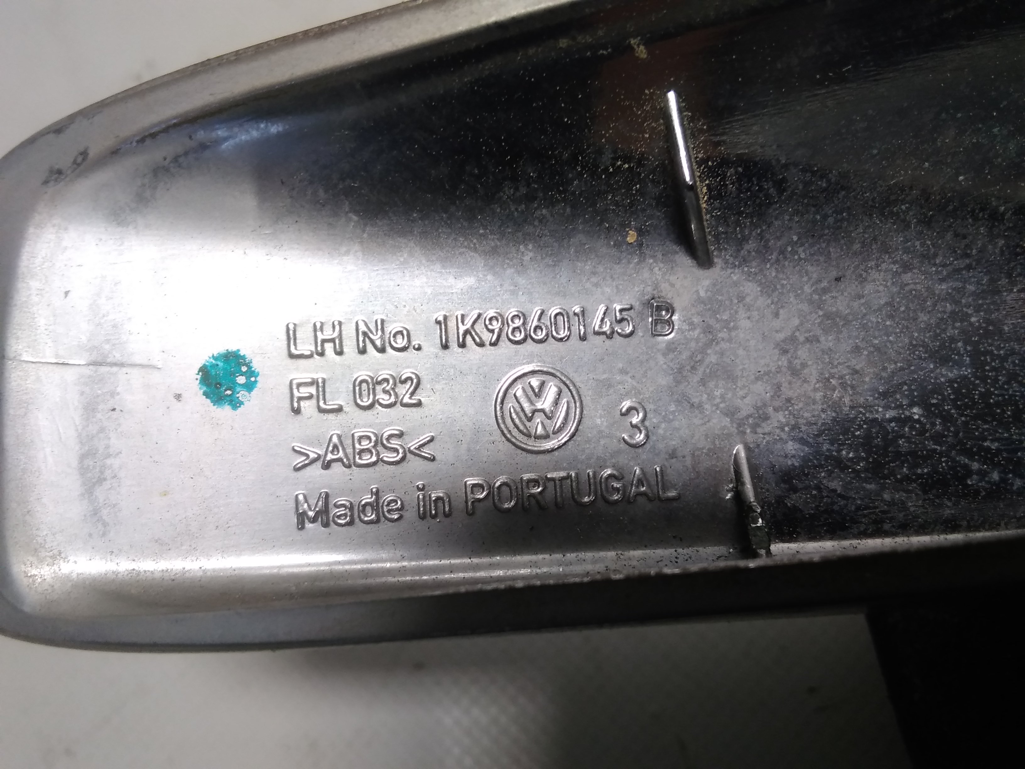 VW Golf 5 Variant Bj.2008 original Kappe Plastikabdeckung Dachreling links vorn chrom