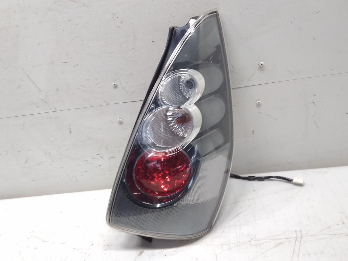 Mazda 5 CR original R&uuml;ckleuchte Schlussleuchte rechts schwarzer Hintergrund Bj.2007