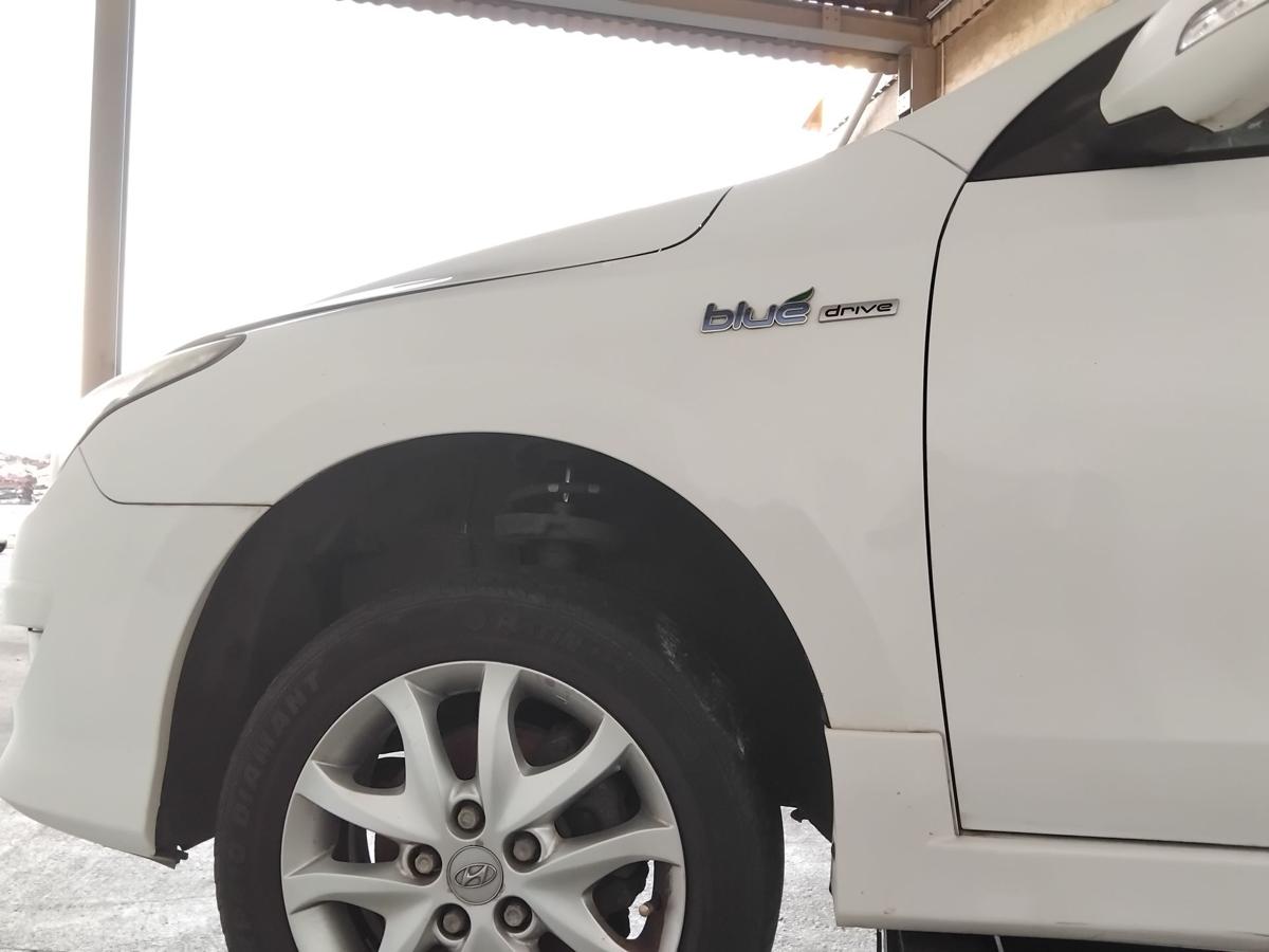 Hyundai i30 CW Kombi FD orig. Kotflügel vorn links weiss 7F BJ2010 ohne Blinker