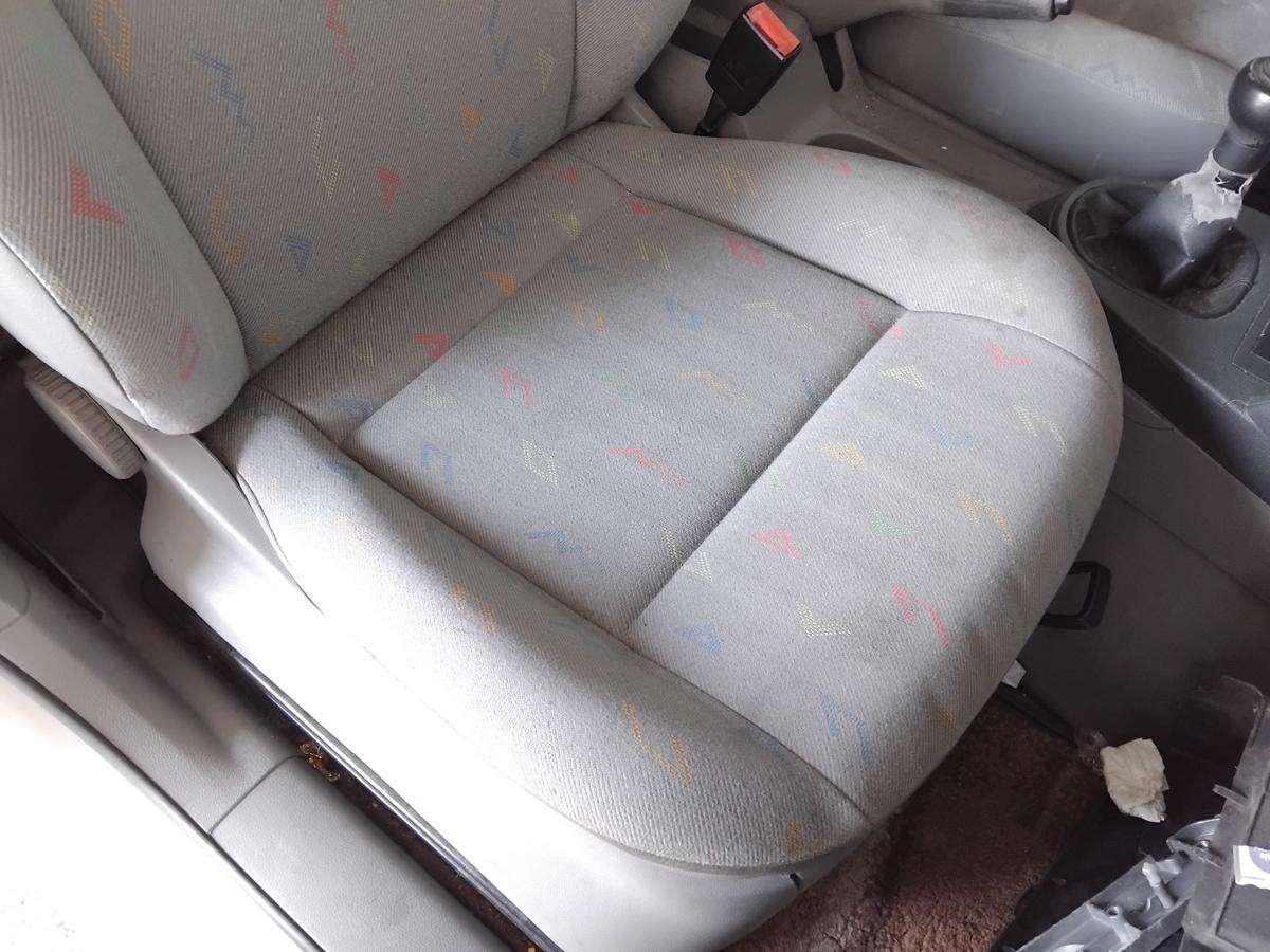 VW Caddy 2K orig Sitz vorn rechts Beifahrersitz Stoff hellgrau mit Muster BJ2005