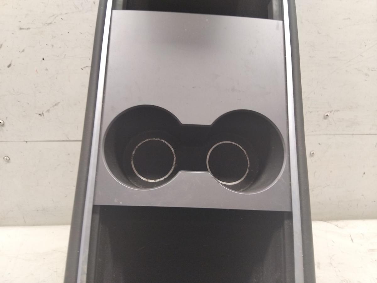Tesla Model Y original Mittelkonsole Tunnelverkleidung mit Mittelarmlehne BJ2023