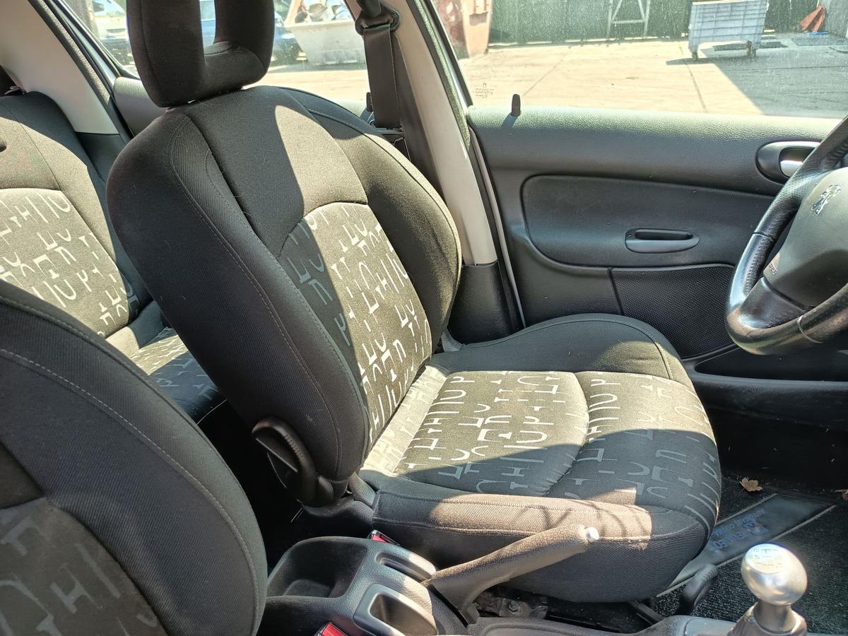 Peugeot 206 orig Sitz vorn links Fahrersitz 5-türer Bj 2005