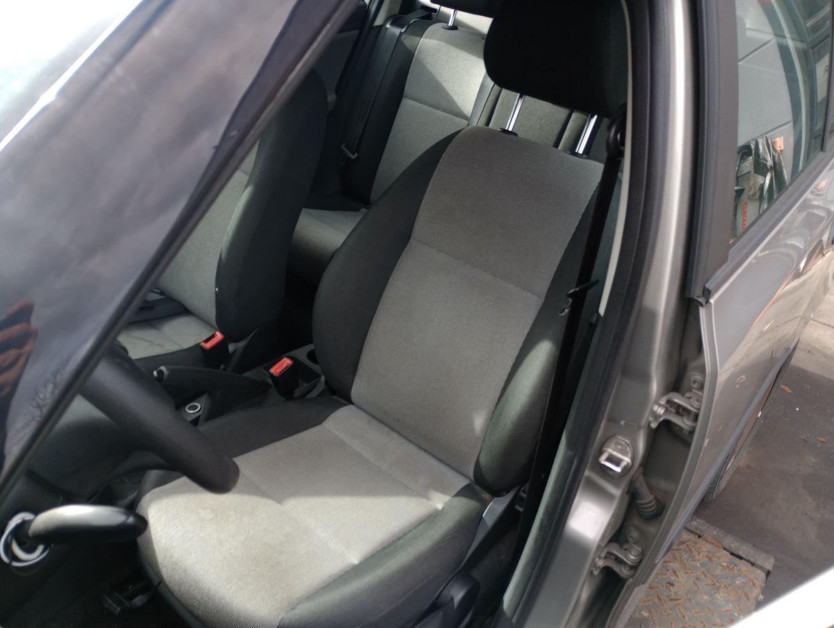 Skoda Fabia II 5J Kombi orig Sitz vorne links Fahrersitz Stoff Bj 2010