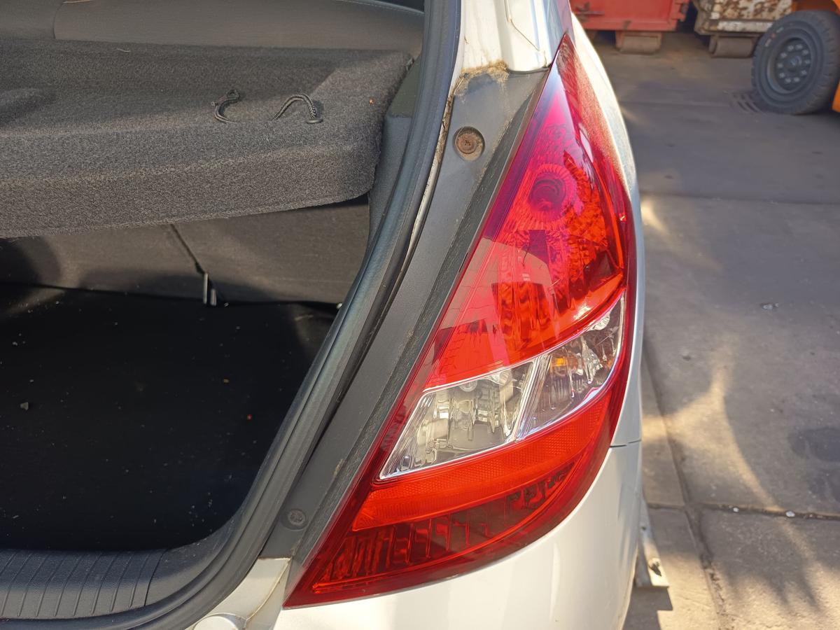 Hyundai i20 original R&uuml;ckleuchte rechts Heckschlusslicht Bj 2011