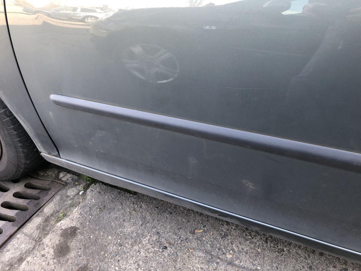 VW Golf 5 V 1K T&uuml;r vorn links Fahrert&uuml;r nur f&uuml;r 3 t&uuml;rer LA6Q Sagegreen Dellen