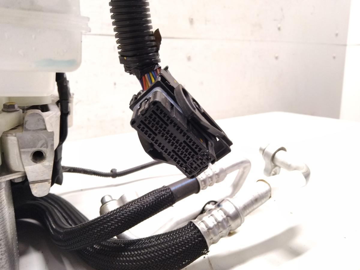 Tesla Model 3 original W&auml;rmtauscher Super Manifold mit Octavalve BJ2021