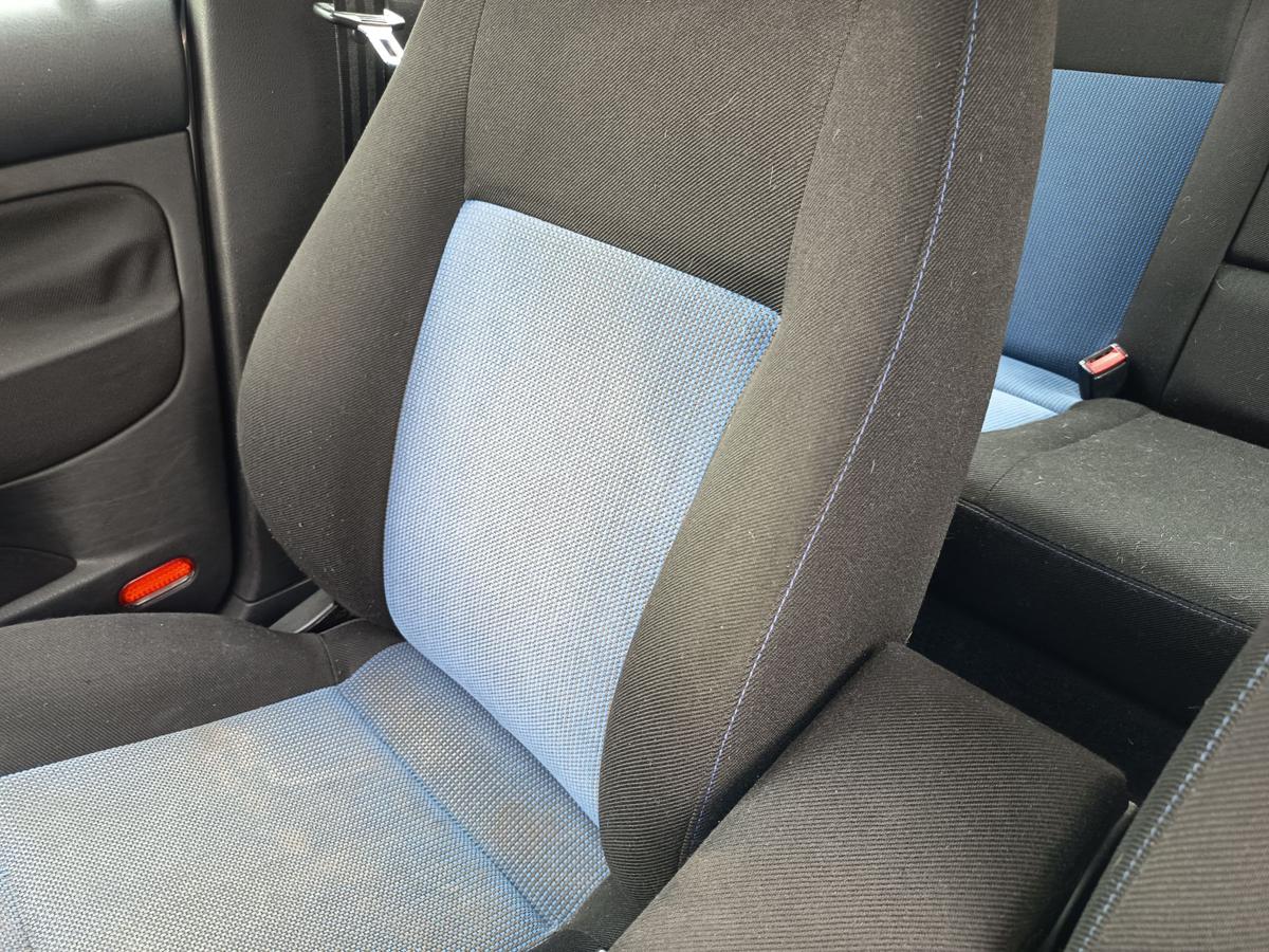 VW Golf IV 5t&uuml;rer Limo Beifahrersitz vorn rechts Stoff blau/schwarz Bj 1998
