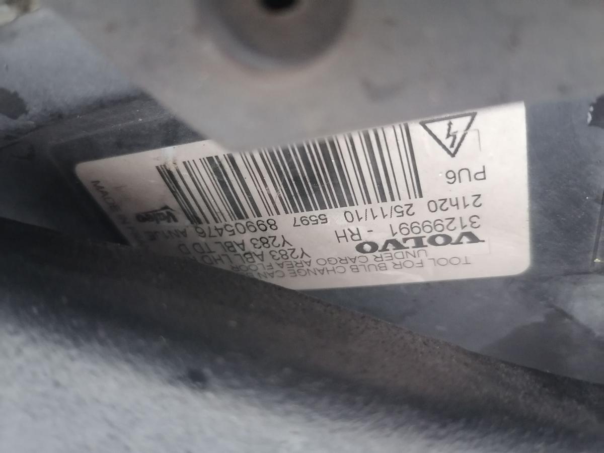 Volvo V60 original Xenonscheinwerfer vorn rechts vergilbt Bj.2011