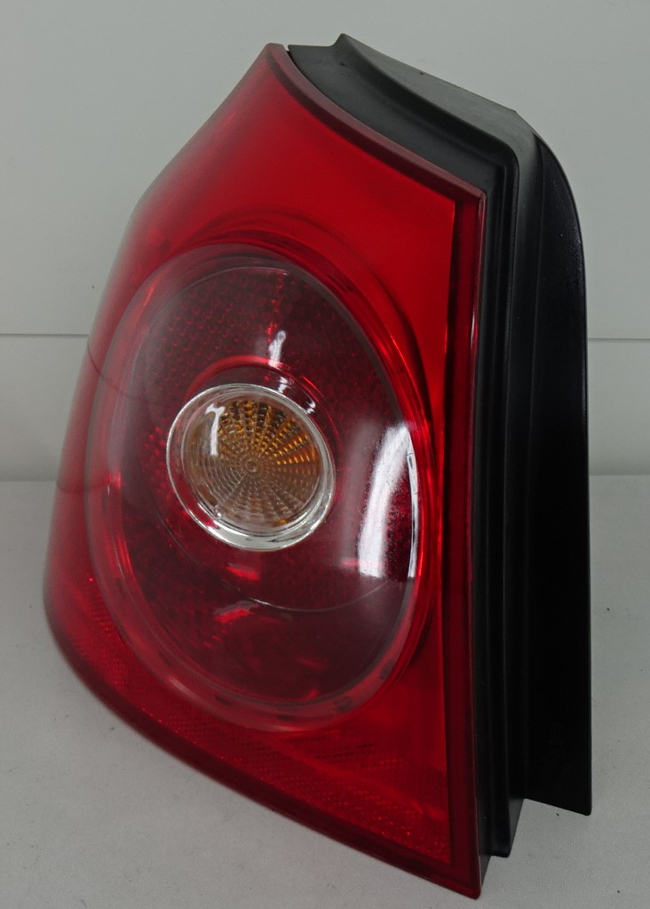 VW Golf V 1K BJ2004 Rücklicht Rückleuchte links außen 3-türig rot weiß 1K6945095E