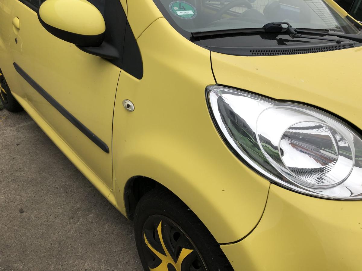 Peugeot 107 Typ P Kotfl&uuml;gel vorn rechts Beifahrerseite KBL Citrus Gelb