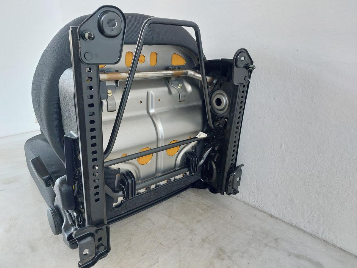 Ford Fiesta JD3 Fahrersitz Sitz Autositz vorn links Stoff 3 Türer