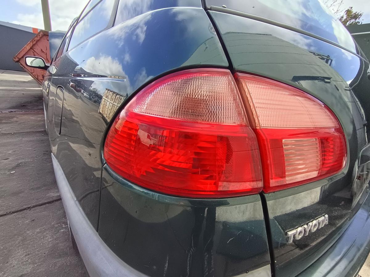 Toyota Avensis T22 Kombi original R&uuml;ckleuchte links aussen Facelift Bj 2001