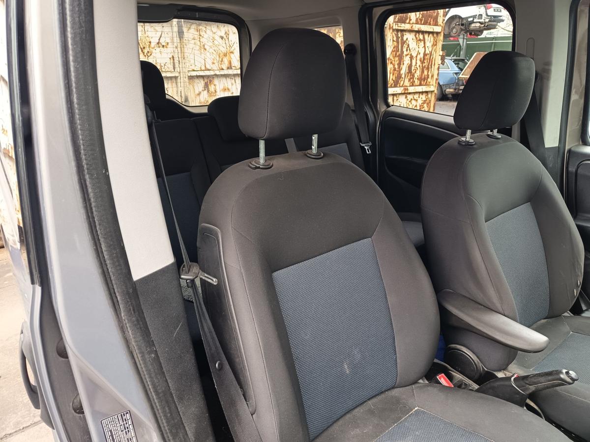 Opel Combo D original Sitz vorne rechts Stoff Sitzheizung Baujahr 2012