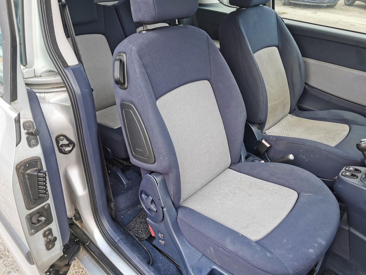 Peugeot 1007 K Beifahrersitz Autositz Sitz vorn rechts Stoff