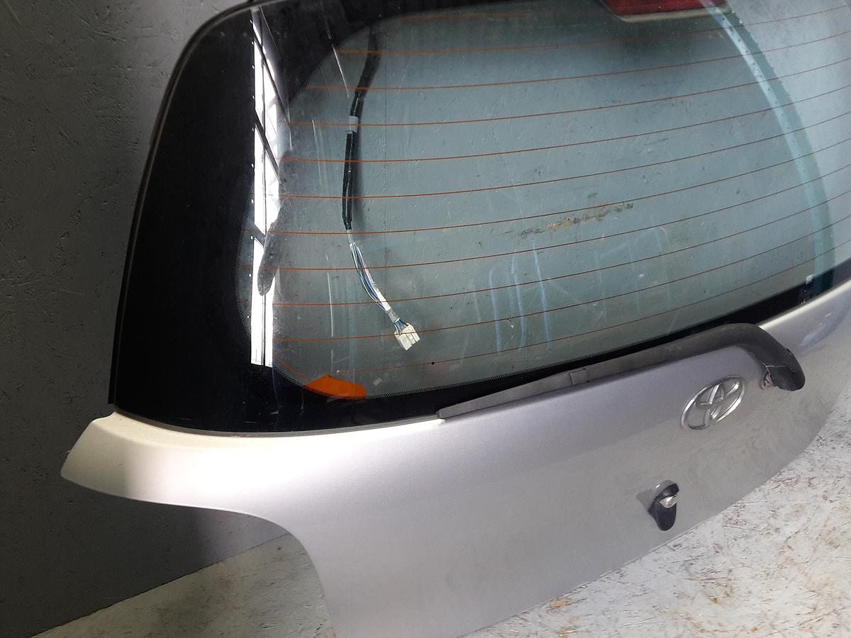 Toyota Yaris P1 orig Heckklappe mit Scheibe 199 Silber met vor Facelift Bj 2000