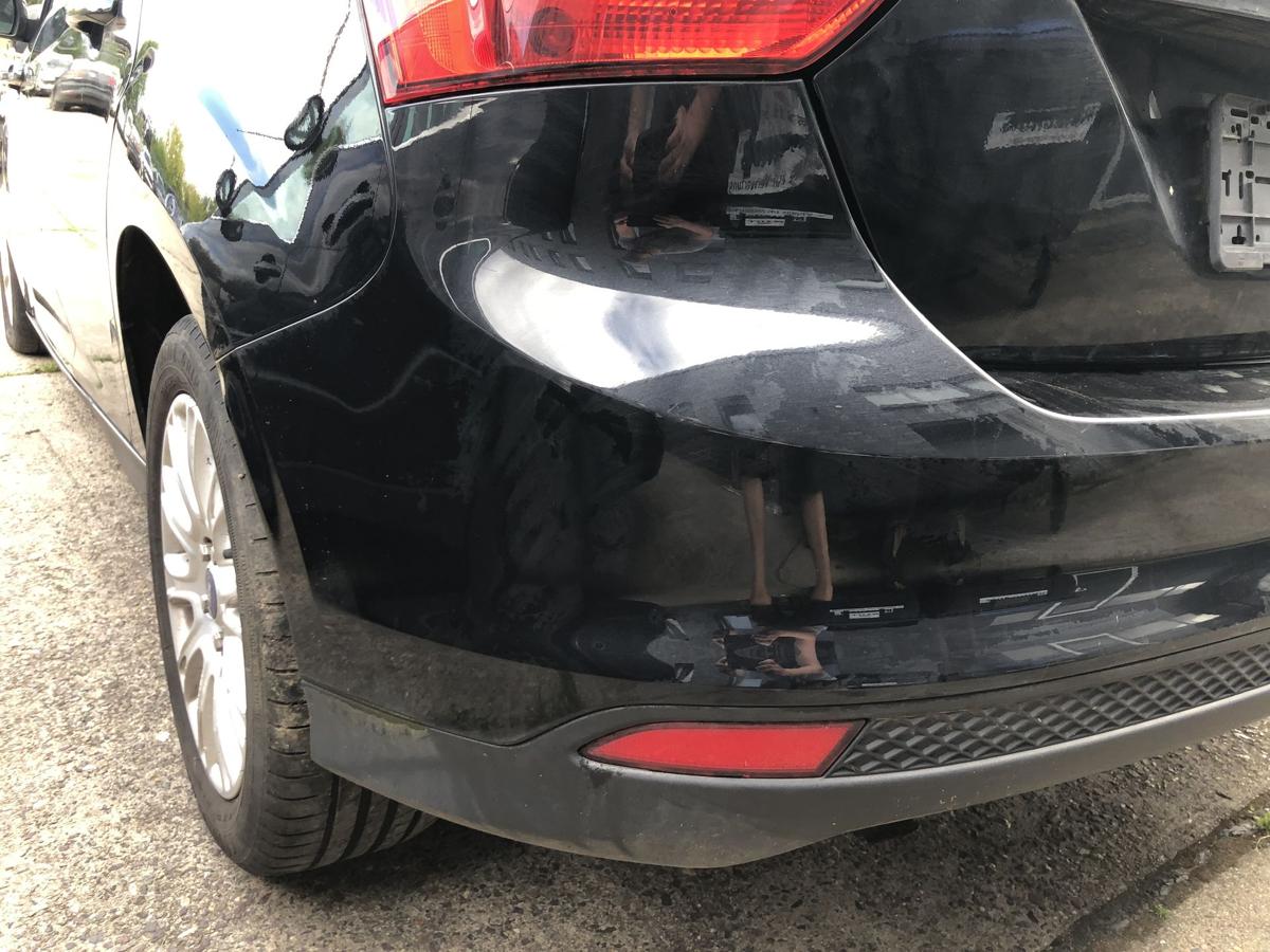 Ford Focus DYB Stoßfänger hinten Heckschürze Beschädigung 5trg Pantherschwarz
