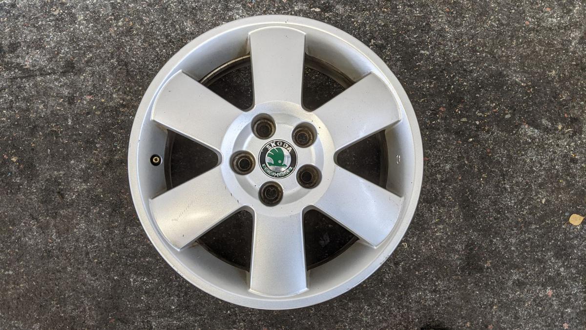 Skoda Fabia 6Y Satz Alufelgen Aluräder Alurad Leichtmetallfelgen 6Jx15H2 ET 43