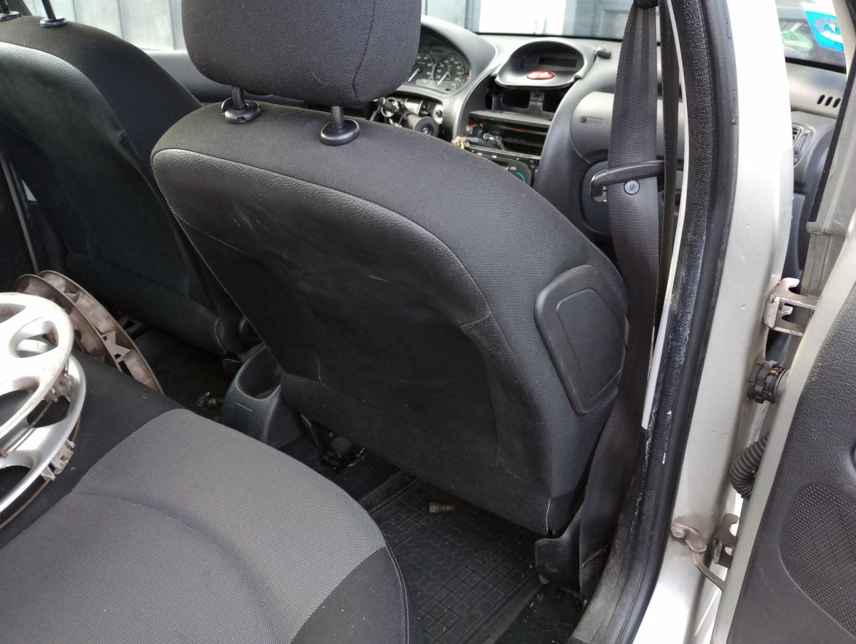 Peugeot 206 5trg orig Sitz vorn rechts Beifahrer Stoff schwarz grau Airbag Bj 07