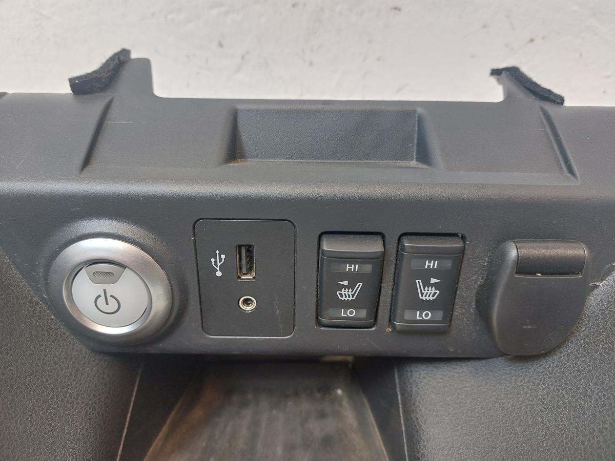Nissan Leaf ZE1 40kWh Verkleidung Schaltkulisse mit diversen Schaltern Tastern