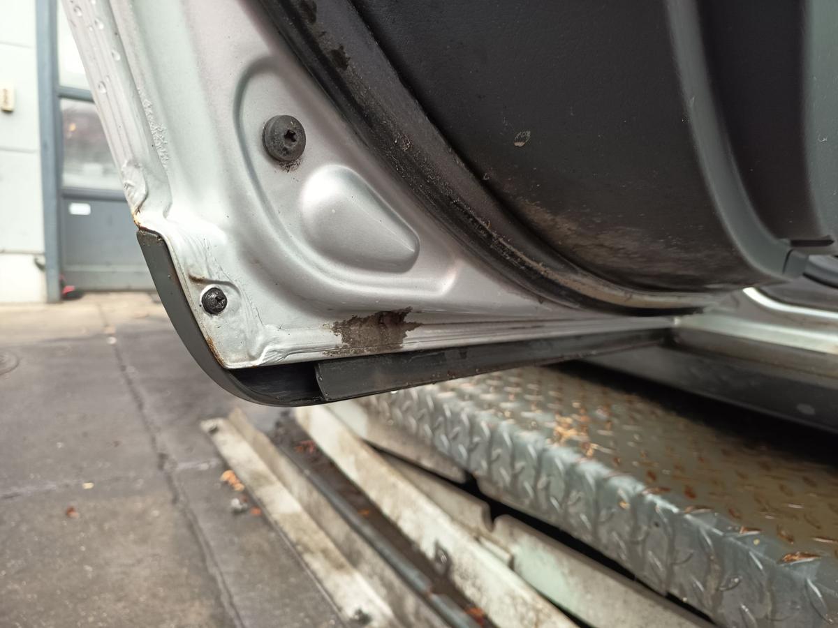 Audi A4 8E B6 original Tür hinten links Fond Y7W Lichtsilber Bj 2003