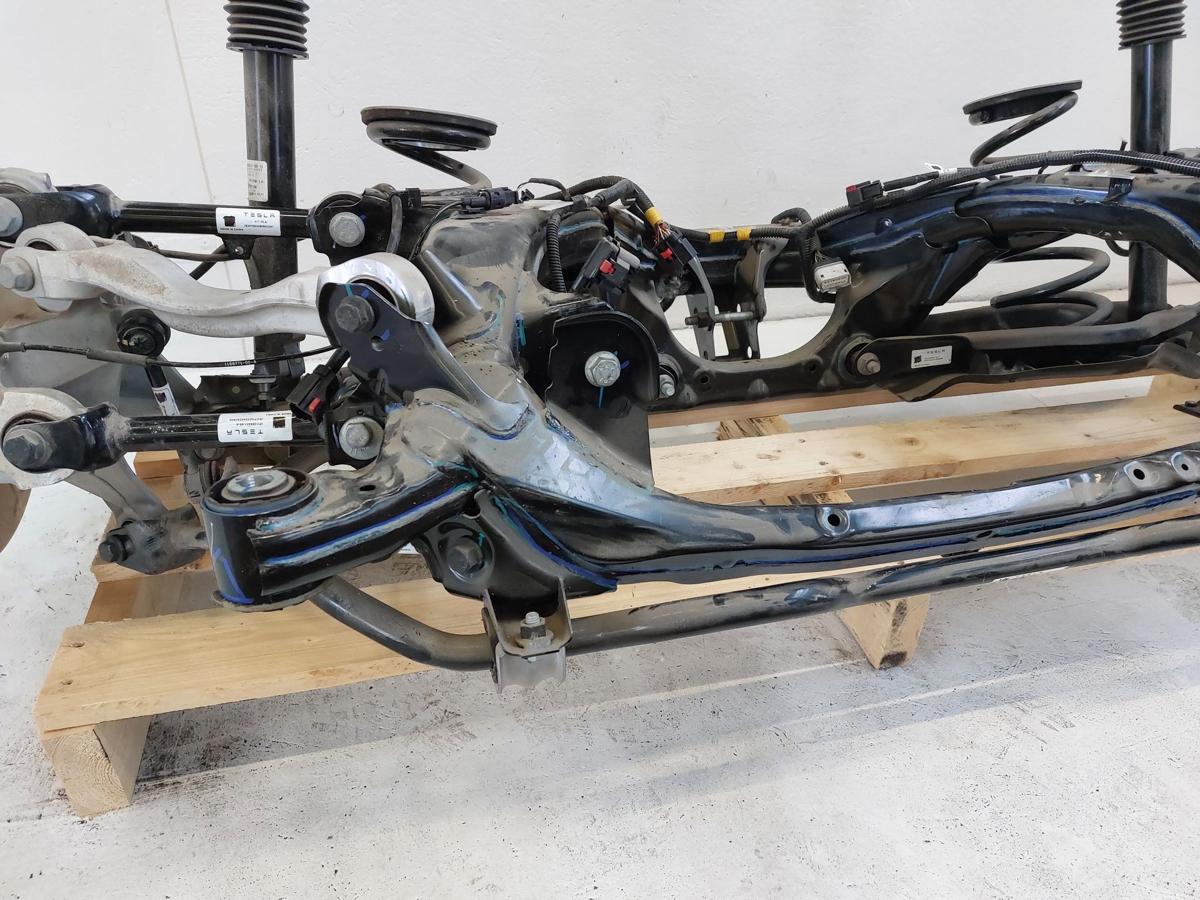 Tesla Model Y Dualmotor Hinterachse komplett Allrad Bremsanlage Hinterachstr&auml;ger