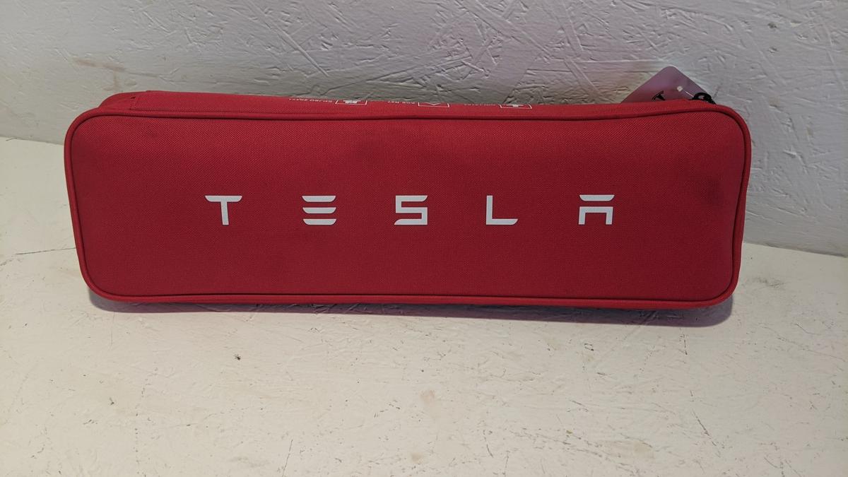 Erste Hilfe Paket Pannenset Warnweste Warndreieck Tesla Model Y Original