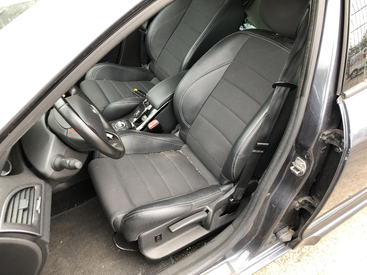 Renault Megane 3 III Grandtour Sitz vorn links Fahrersitz Kunstleder GT Logo
