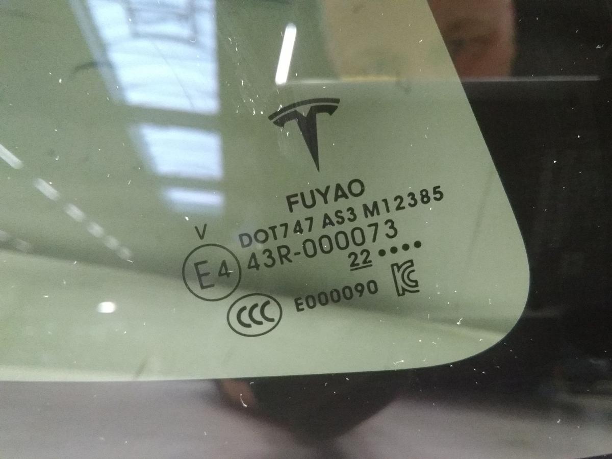 Tesla Model Y original Dreieckscheibe hinten rechts original abgedunkelt BJ2023