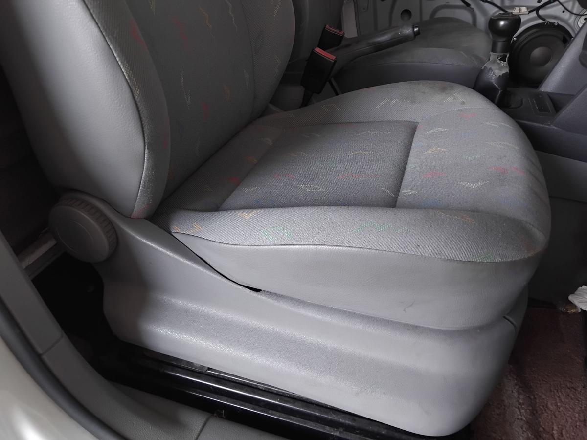 VW Caddy 2K orig Sitz vorn rechts Beifahrersitz Stoff hellgrau mit Muster BJ2005