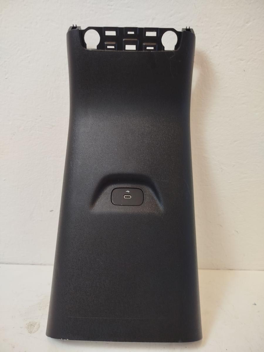 NIO EL6 Elektro SUV Innenverkleidung Mitteltunnel hinten USB C Anschluss