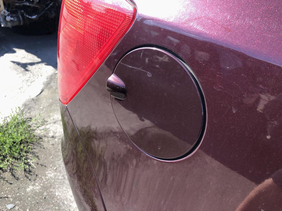 Skoda Fabia 5J Tankklappe Tankdeckel Tankverschluss 9893 LF3X Rosso Brunello