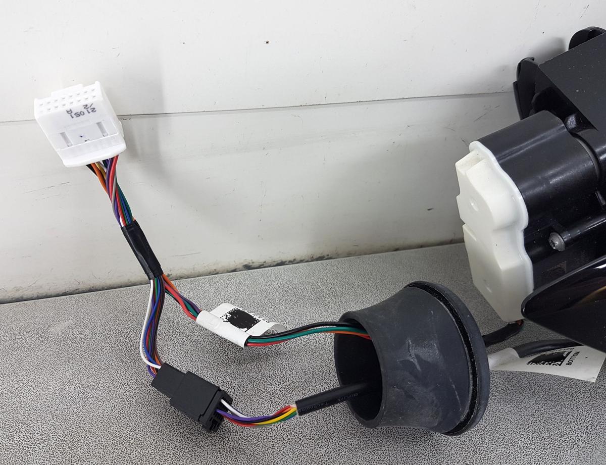 Tesla Model Y Ladeklappe Blende Seitenteil Bj2022 1505514-00-D Ladebuchse