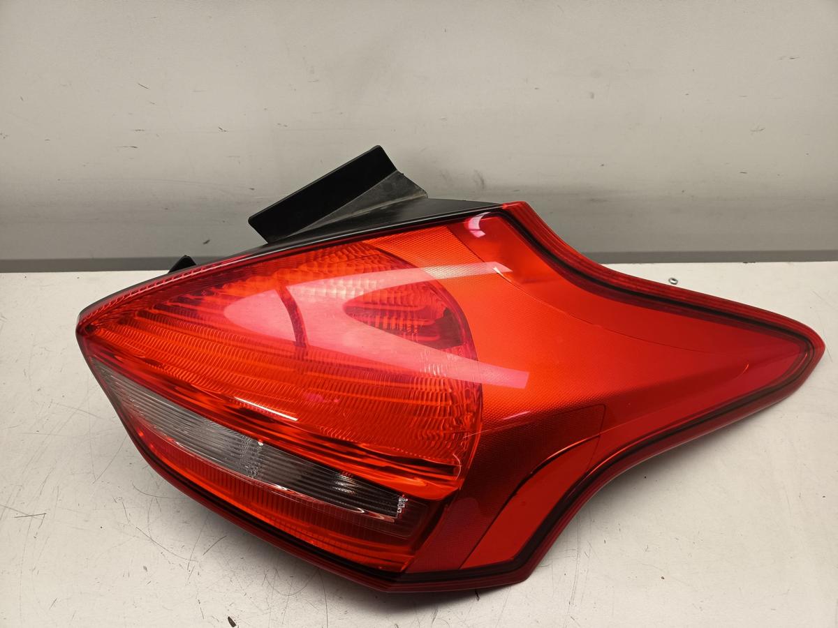 Ford Focus III Limo orig R&uuml;ckleuchte rechts LED Facelift Bj 2015