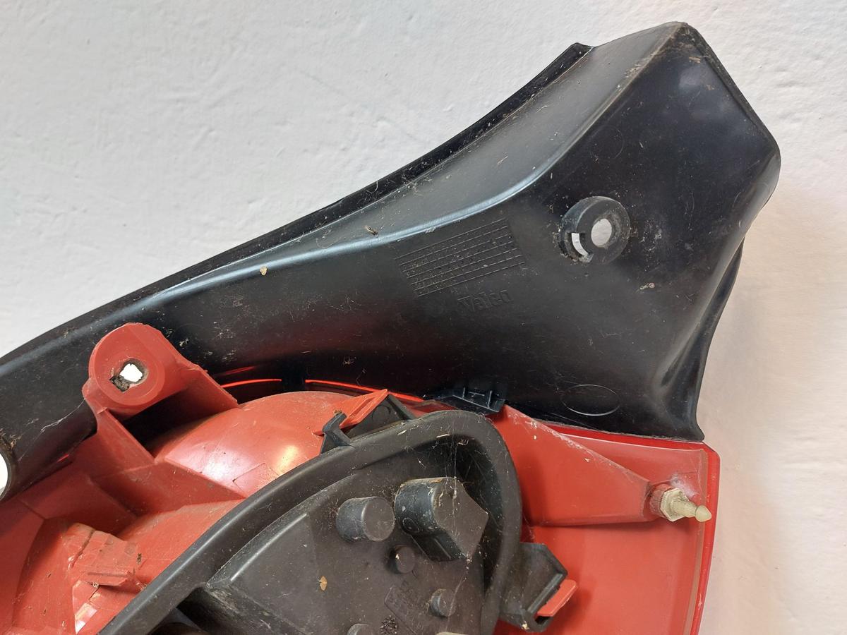 Renault Clio III R Rückleuchte Schlussleuchte Rücklicht hinten links mit Träger