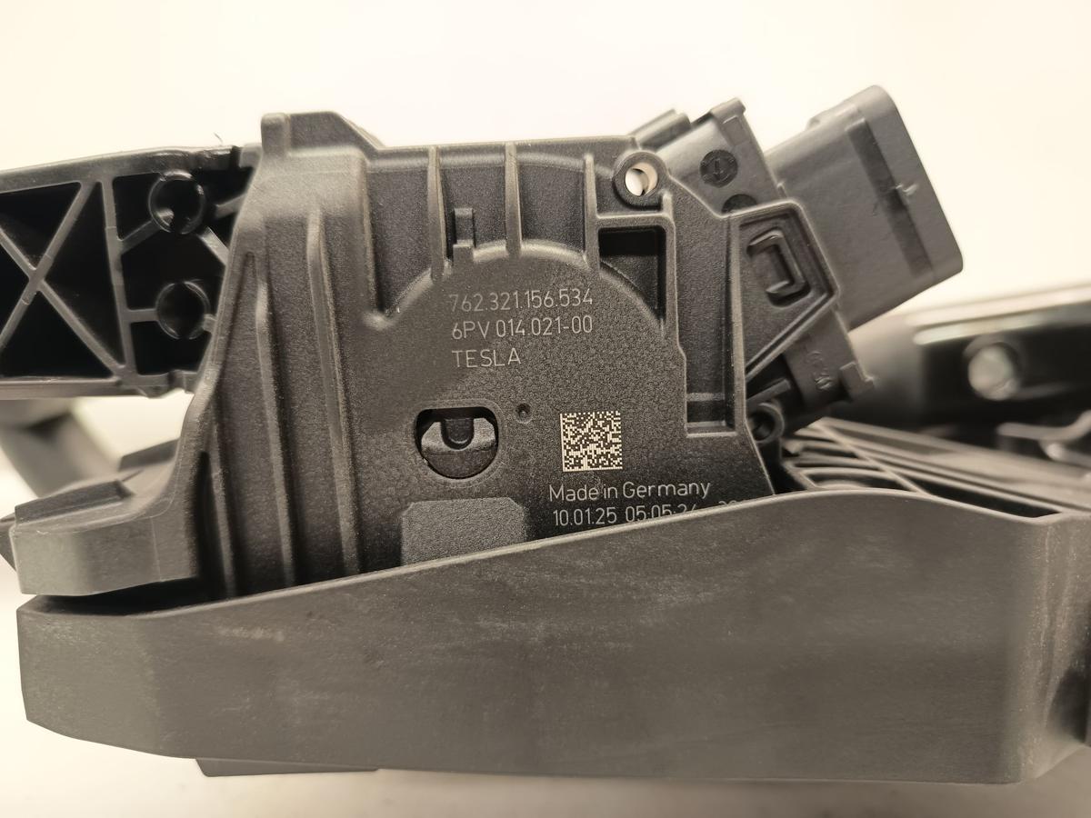 Tesla Model Y original Brems- Gaspedal P218869150B vorn Baujahr 2025