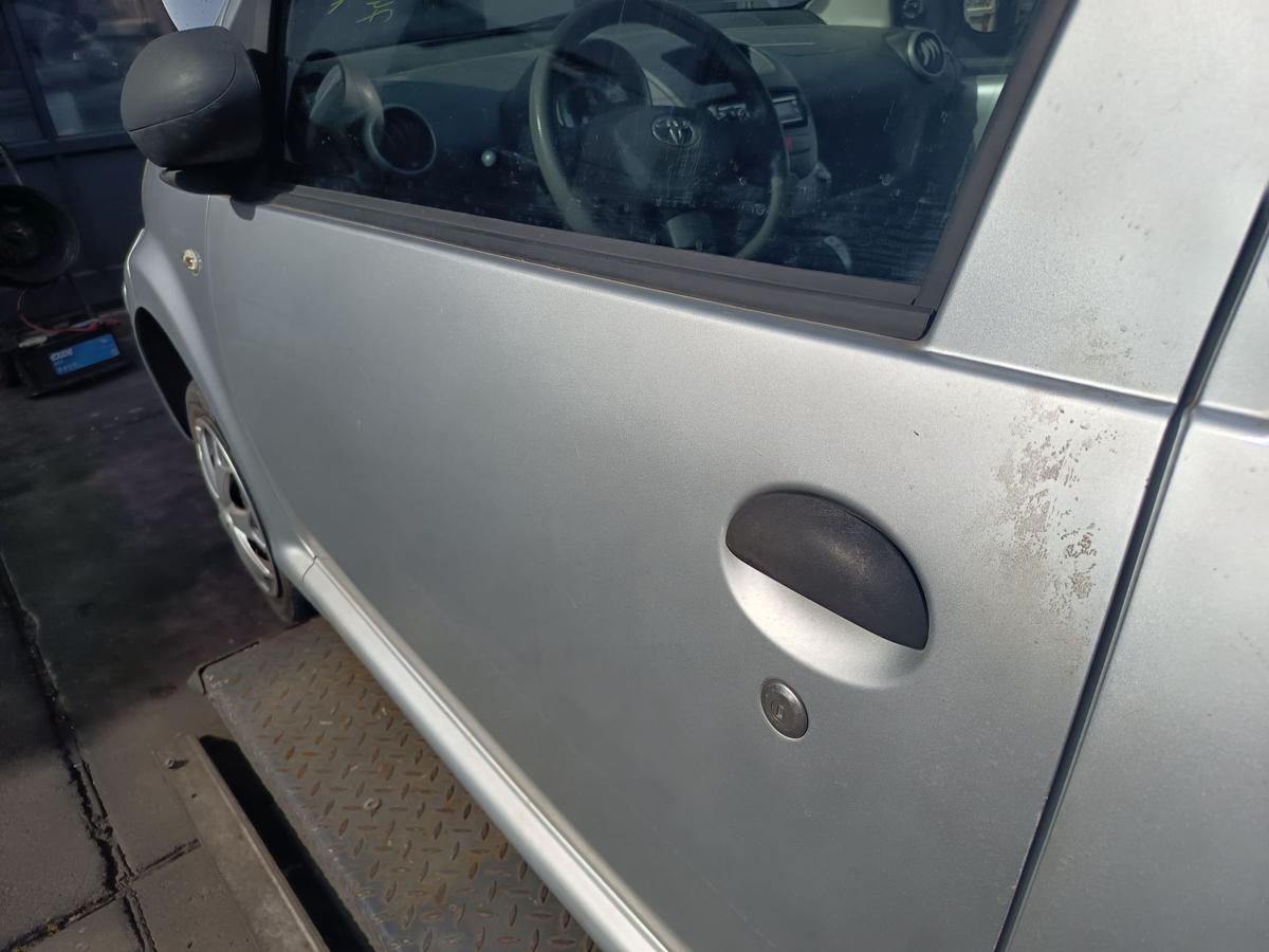 Toyota Aygo I original T&uuml;r links Fahrer 1E7 Silver Pearl Bj 2009