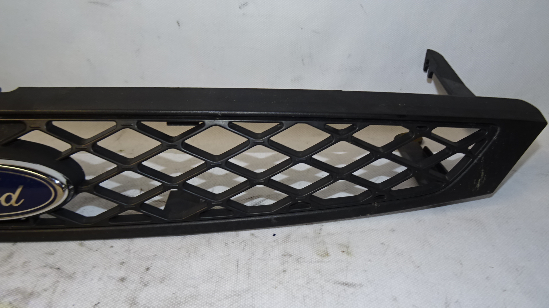 Kühlergrill Ford Focus (DNW) BJ 2004 mit Emblemen 2M518200