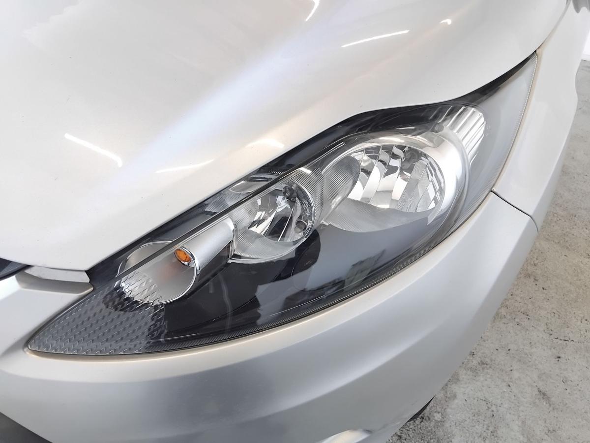 Ford Fiesta JA8 original Scheinwerfer links schwarz Halogen mit LWR BJ2009