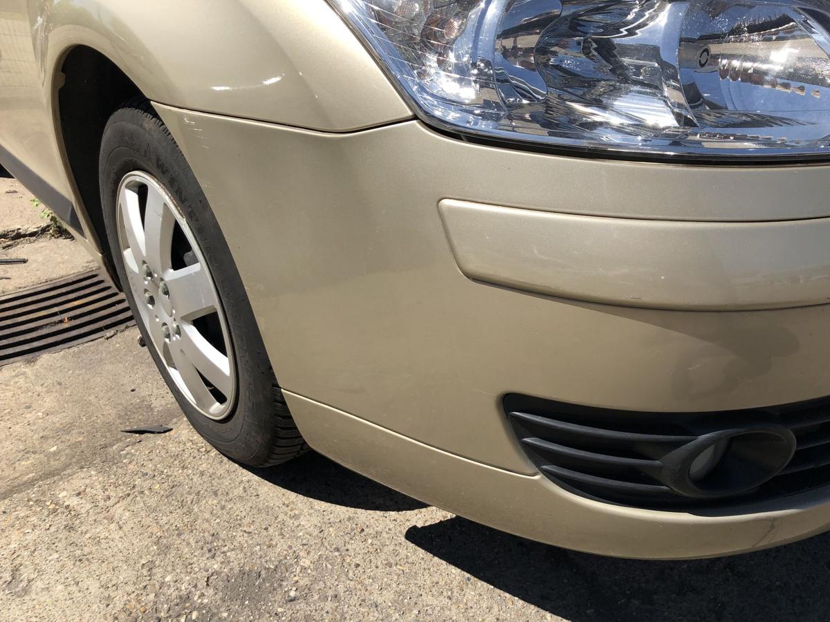 Citroen C4 Typ L Sto&szlig;f&auml;nger vorn Frontsch&uuml;rze mit Nebel Besch&auml;digt KCW gold
