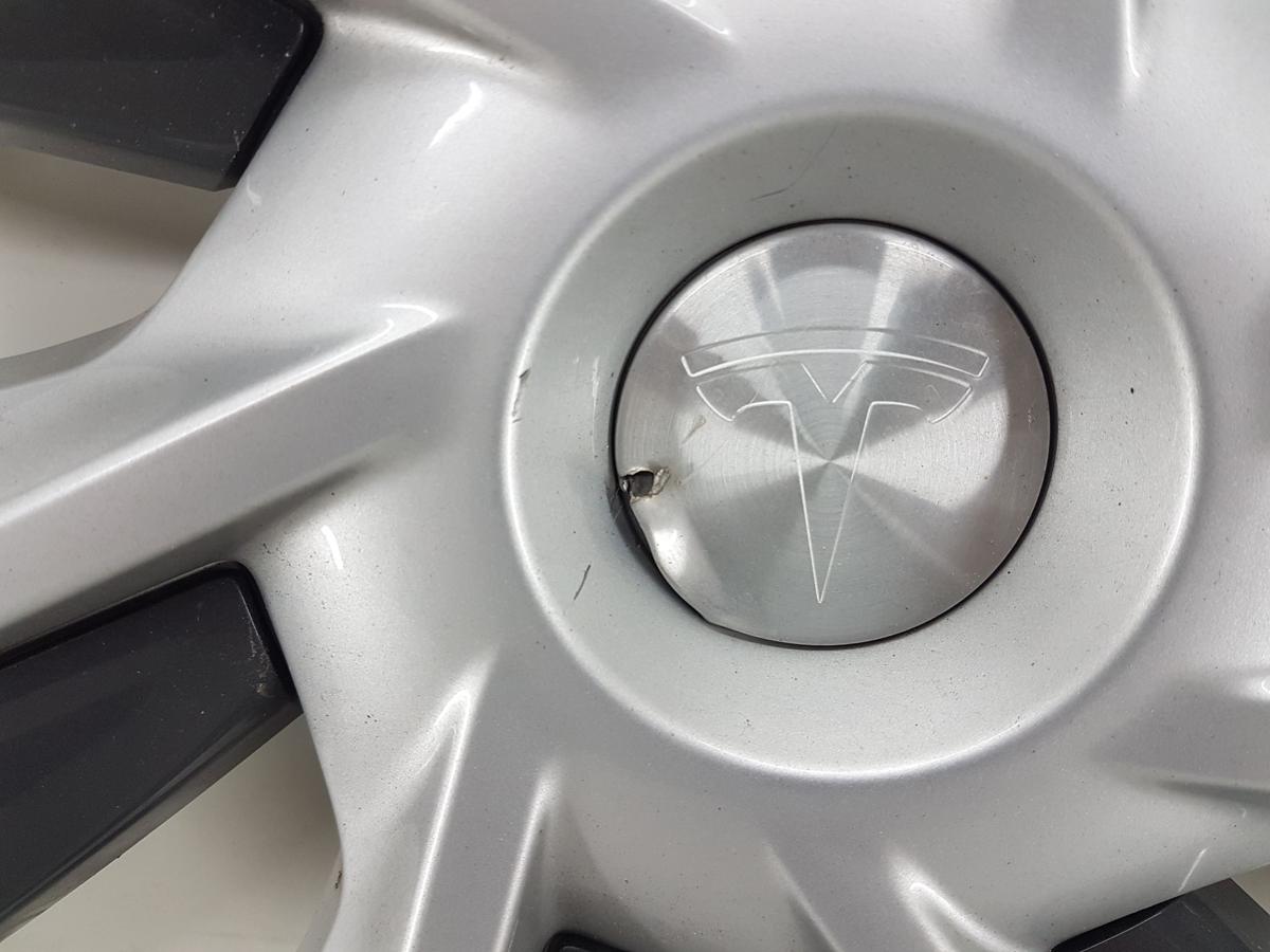 Tesla Model Y Satz Radkappen Radzierblenden 19 Zoll Bj2022 1044235-00-C