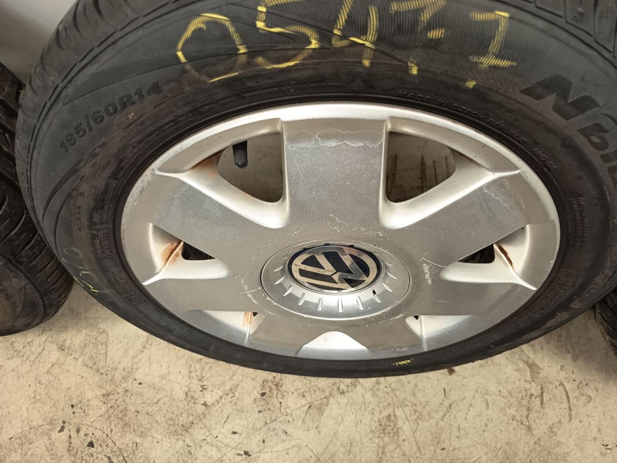 Satz VW Polo Alufelgen 6Q0601023K mit Sommerreifen Nexen 185/60R14 82T DOT 12/24