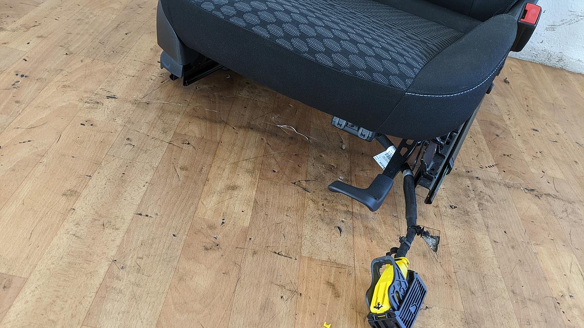 Opel Astra K Sitz vorne rechts Beifahrersitz Stoff Sitzheizung