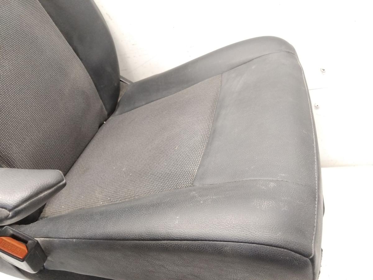 Opel Vivaro C Sitz vorn links Fahrersitz Kunstleder schwarz mit Stoff Bj.2020