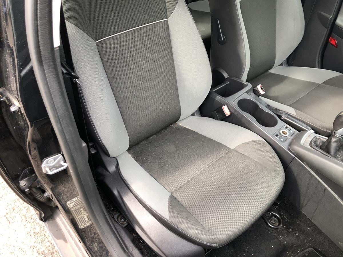 Ford Focus DYB Sitz vorn rechts Beifahrersitz Stoff Sitzheizung Stoffsitz 5trg