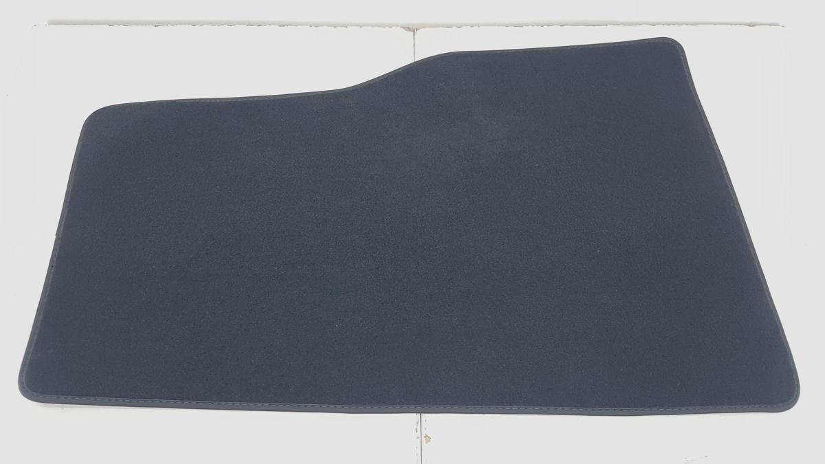 Tesla Model Y original Fu&szlig;mattensatz Textil Teppich Bj2022 NEUWERTIG