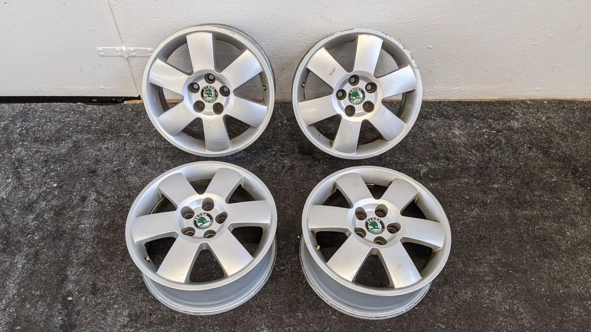 Skoda Fabia 6Y Satz Alufelgen Aluräder Alurad Leichtmetallfelgen 6Jx15H2 ET 43