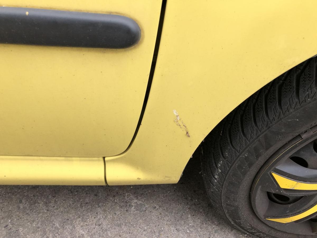 Peugeot 107 Typ P Kotfl&uuml;gel vorn rechts Beifahrerseite KBL Citrus Gelb