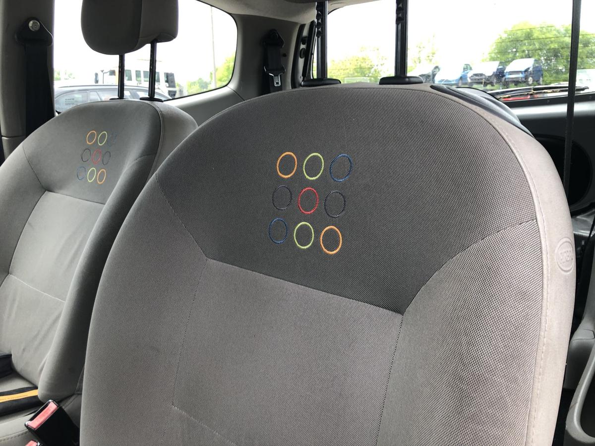 Renault Twingo 2 II Sitz vorn links Fahrersitz Stoff Autositz Stoffsitz